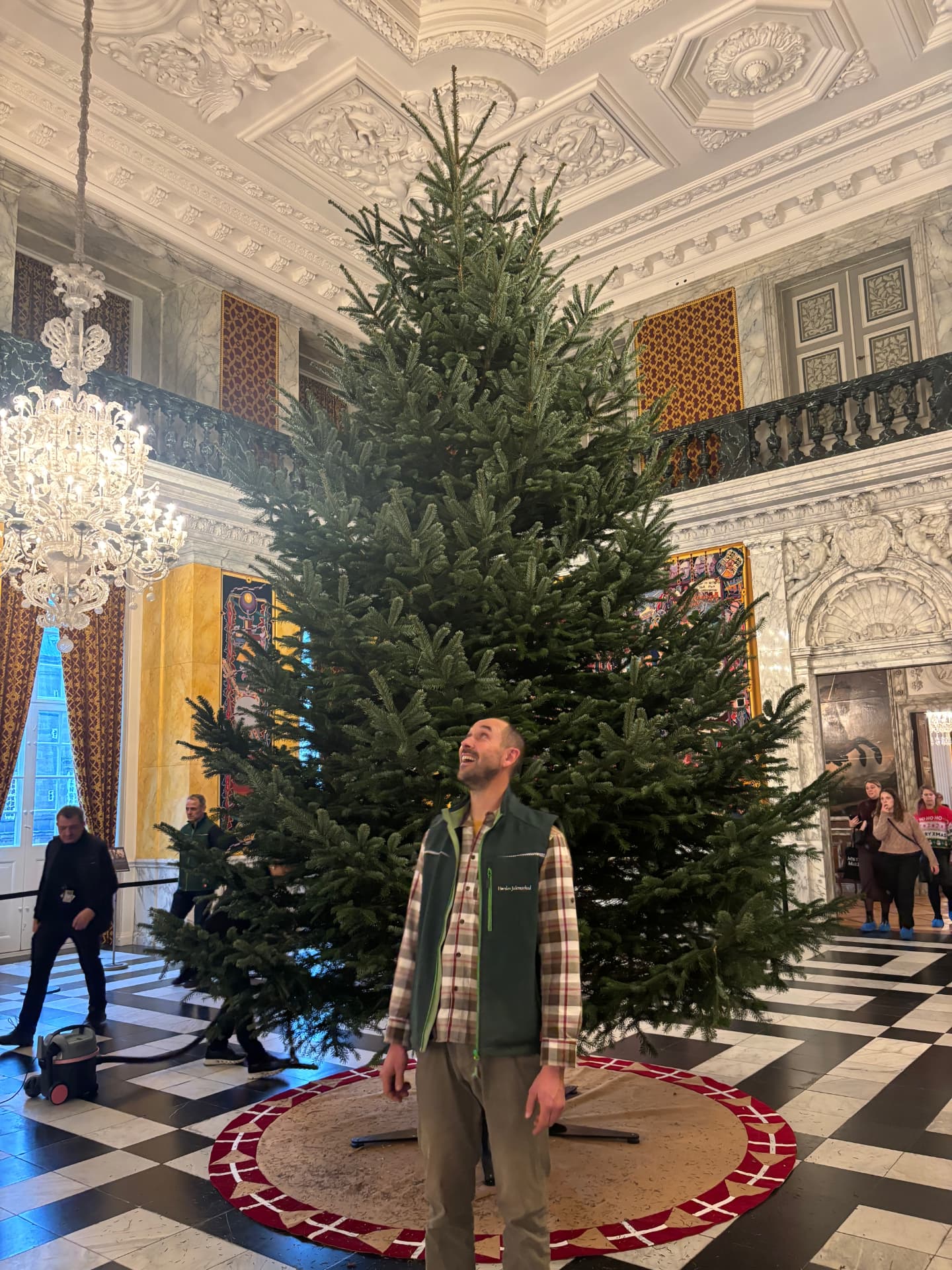 Juletræet fra Hørslev Julemarked leveret til Amalienborg