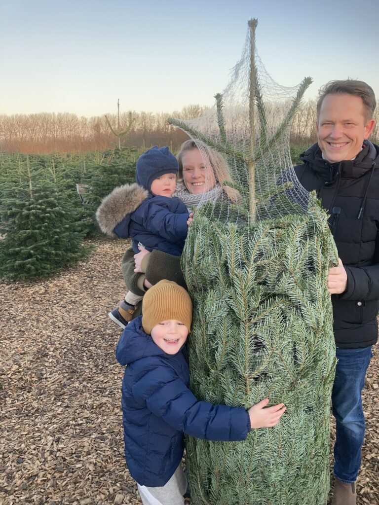 En familie med netopvalgt juletræ på Hørslev Julemarked